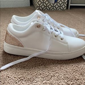 NEVER WORN- GUESS Jollie Low-Top Sneakers